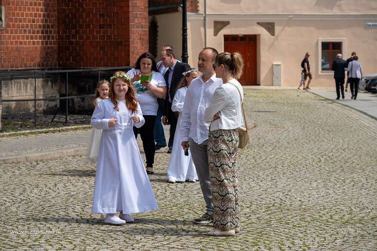 DSC_0124 Legnica, cathédrale St Pierre et St Paul, communiante avant la cérémonie