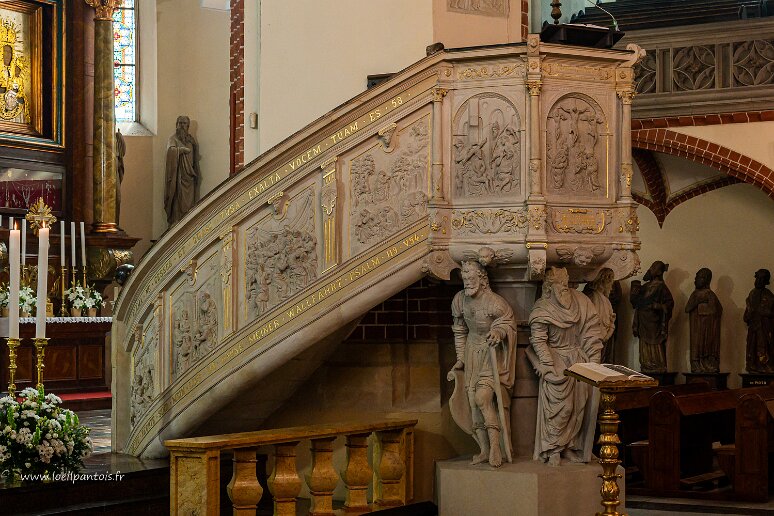 DSC_0127 Legnica, cathédrale St Pierre et St Paul, chaire renaissance de 1580. Les statues soutenant la chaire représentent Moïse avec les tables de la Loi, entouré de 3...