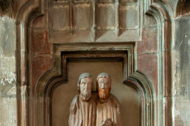 DSC_0129 Legnica, cathédrale St Pierre et St Paul, St Pierre et Saint Paul dans une étreinte d'adieu précédant leur martyr (début XIVe s)