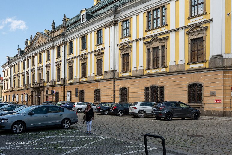 DSC_0134 Legnica, façade de l'académie des chevaliers (début XVIIIe), devenue au début du XIXe s un lycée, puis aujourd'hui centre culturel et musée du cuivre
