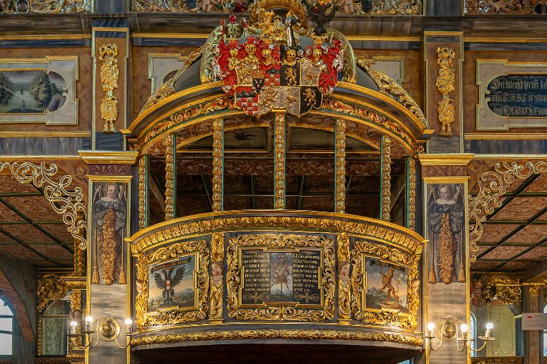 DSC_0228 Eglise de Swidnica, la loge des Hochbergs, construite en 1698 pour remercier la famille du comte qui avait donné environ 2000 chênes pour la construction.
