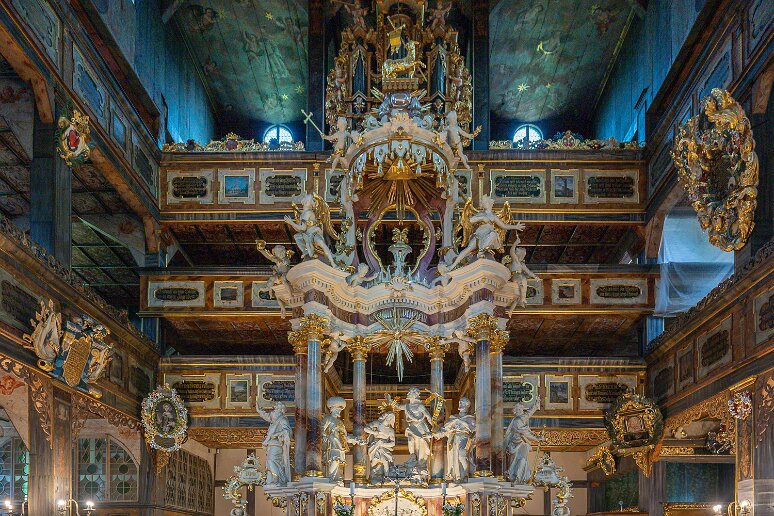 DSC_0229 Eglise de Swidnica, l'autel commandé par un riche fidèle en 1752 à un charpentier. Les 6 statues représentent Moïse, Aaron, Jesus, Jean-Baptiste, et les apôtres...