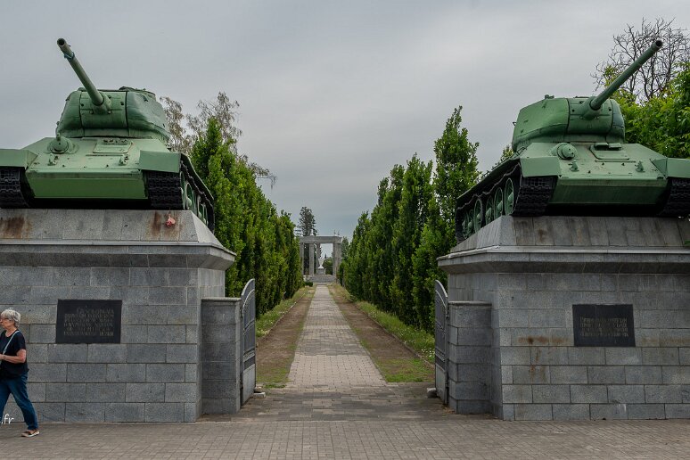 DSC_0693 Cimetière des officiers soviétiques de Wroclaw (1945) où reposent 763 officiers de l'armée rouge tombés lors de la prise de Breslau (nom allemand de Wroclaw...