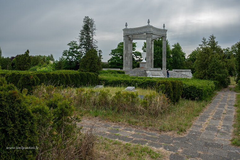 DSC_0701 Cimetière des officiers soviétiques de Wroclaw (1945). Comme la plupart des cimetières soviétiques en Pologne l'entretien est très minimaliste