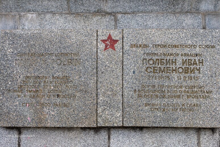 DSC_0704 Cimetière des officiers soviétiques de Wroclaw (1945). Tombe du Major Ivan Semyonovich Polbin (1905-1945) abattu en mission au dessus de Wroclaw, major général,...