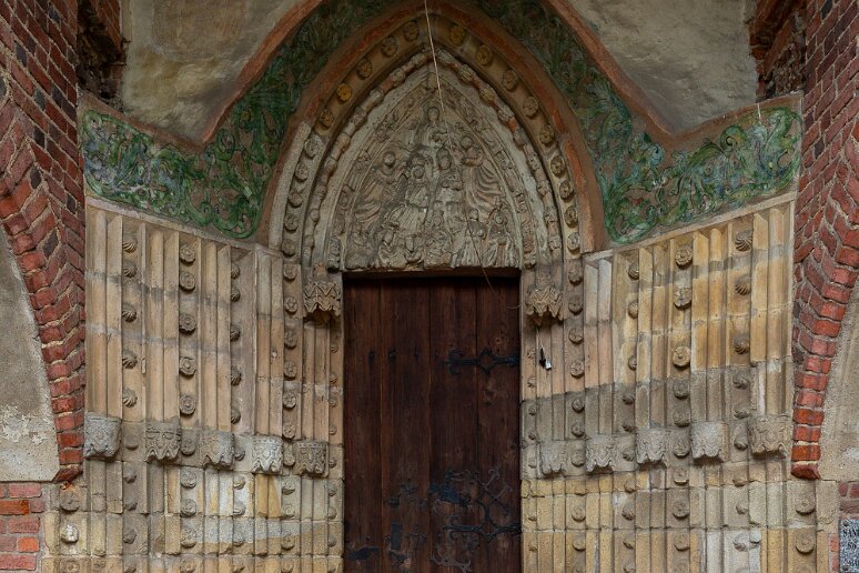 DSC_0717 Malujowice, porche d'entrée de l'église Saint Jacques présentant de bas en haut, la Visitation, l'adoration des mages et le couronnement de Marie. IL est assez...