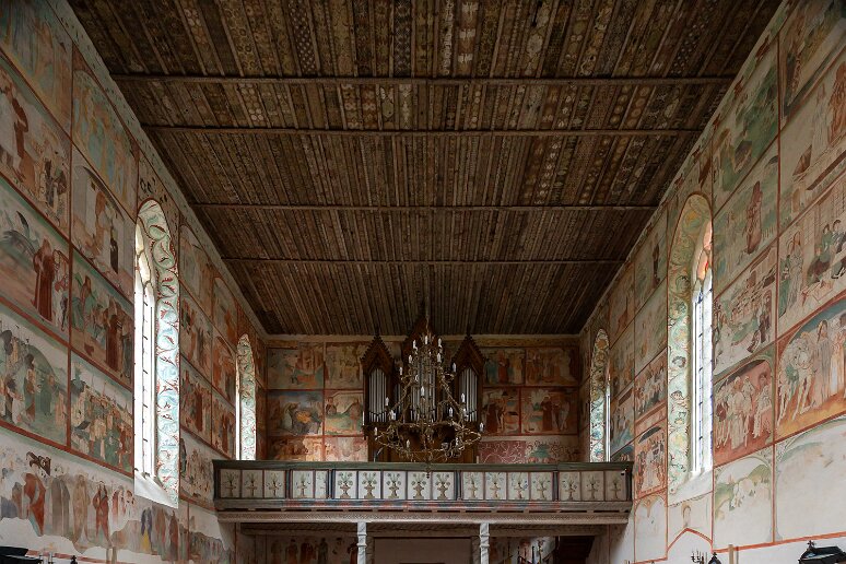 DSC_0721 Les fresques, sur 5 rangées, représentent l'histoire chrétienne du monde de la création au jugement dernier.