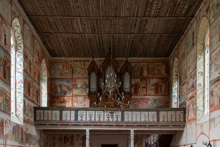 DSC_0731 Eglise Saint Jacques, Majulowice, vue vers le porche d'entrée