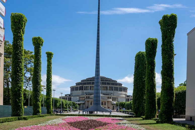 DSC_0611 Parc de la halle du centenaire (construite entre 1911 et 1913) avec l'aiguille de 96m érigée en 1948 à l'occasion de l'exposition des territoires recouvrés