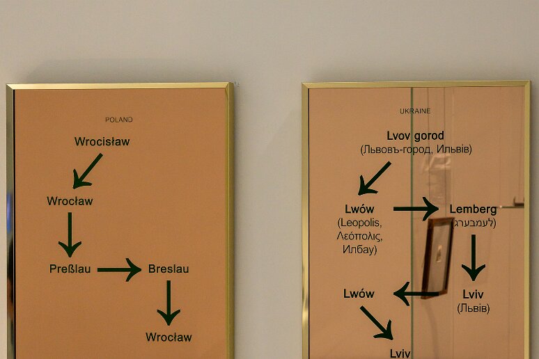 DSC_0639 Musée d'art contemporain, Love me Love me not (version Wroclaw et version Lviv), 2021, Slavs and Tatars, collectif d'artistes s'intéressant à une zone à l’est...