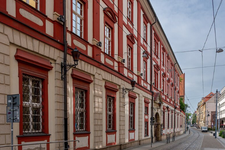 DSC_0252 Bâtiment de l'ossolineum transféré ici dans cet ancien collège jésuite Saint Mathias fondé en 1659. L'ossolineum a été fondé en 1827 à Lviv (alors Lwow, sous...