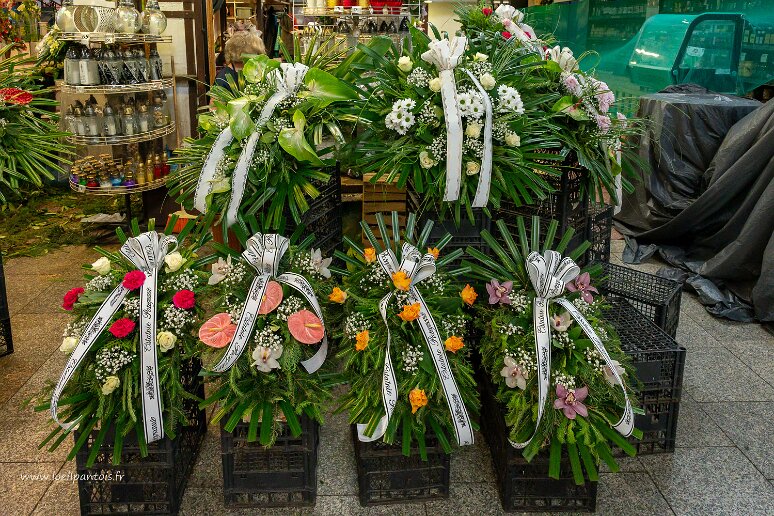 DSC_0275 Hala Targowa: stands de fleuristes pour funérailles: la formule des rubans : Dernier Adieu