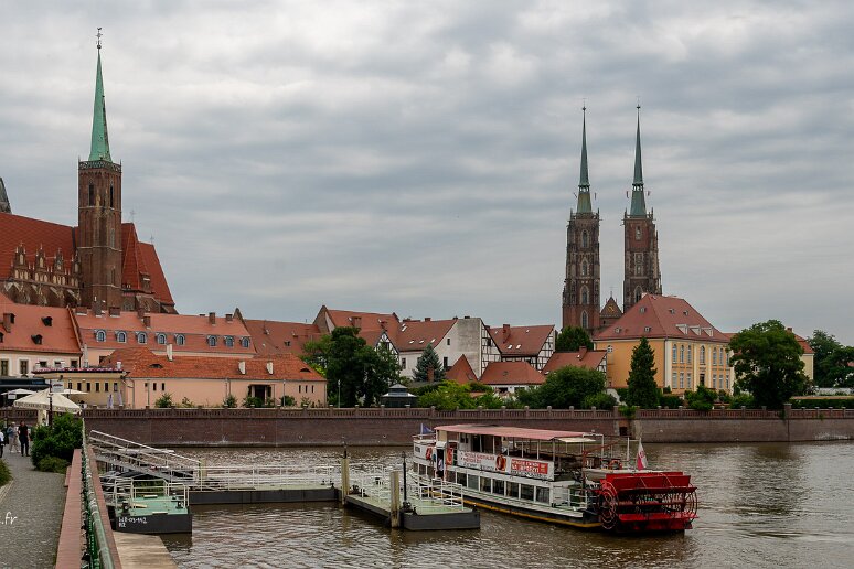 DSC_0285 Vue d'Ostrow Tumski, la partie la plus ancienne de la ville (IXes) qui fut effectivement une ile jusqu'au début du XIXe s. Au début du XIVe s l'ile devint une...