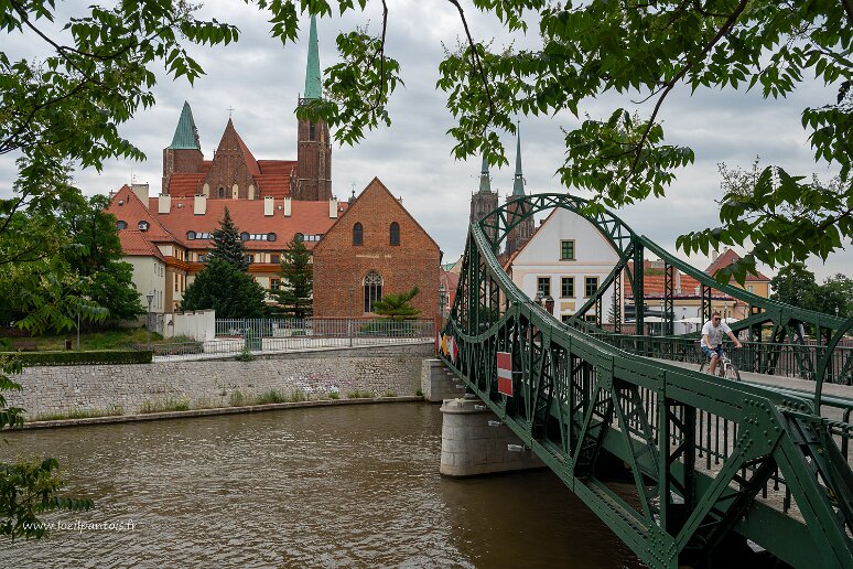 DSC_0288 Le pont Tumski, piétonnier, construit en 1889, relie l'ile de sable au quartier d'Ostrow Tumski (quartier de la cathédrale). On aperçoit au fond les 2 églises