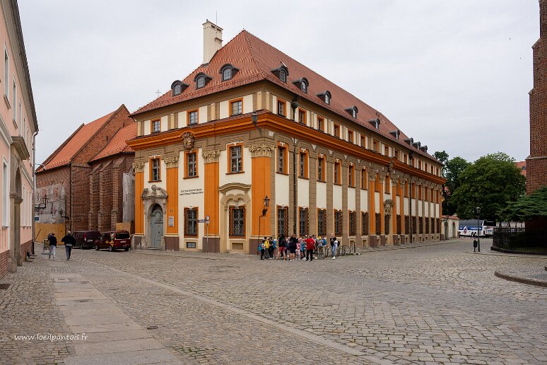 DSC_0290 Bâtiment du centre pastoral de l'archidiocèse de Wroclaw, place koscielny devant l'église Ste Croix