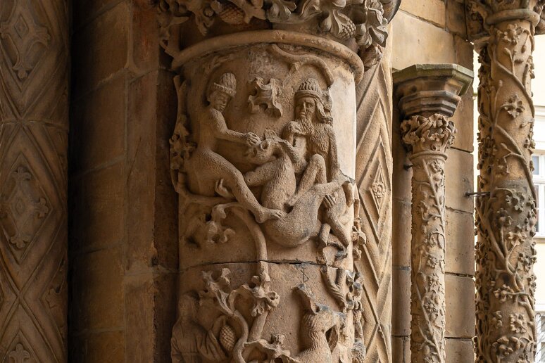 DSC_0293 Cathédrale St Jean Baptiste, portail extérieur du XVes, colonne récupérée d'un ancien monument représentant des hommes sauvages se battant avec une chèvre,...