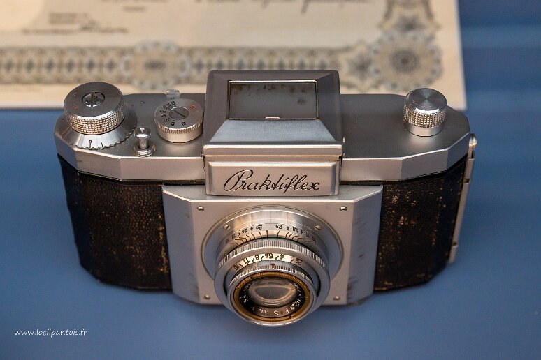 Passage par Chemnitz Musée de l'industrie de Chemnitz, L'entreprise juive Guthe & Thorsch dut être vendue en 1938 à Charles A. Noble qui industrialisa en 1939 l'appareil Praktiflex...