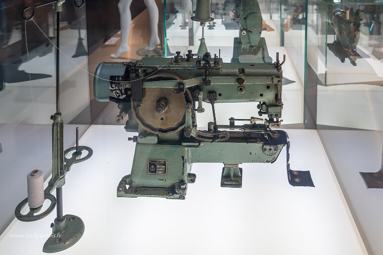 Passage par Chemnitz Musée de l'industrie de Chemnitz, machine automatique à coudre les boutons, classe 605, 1958 usine de machines à coudre spéciales VEB
