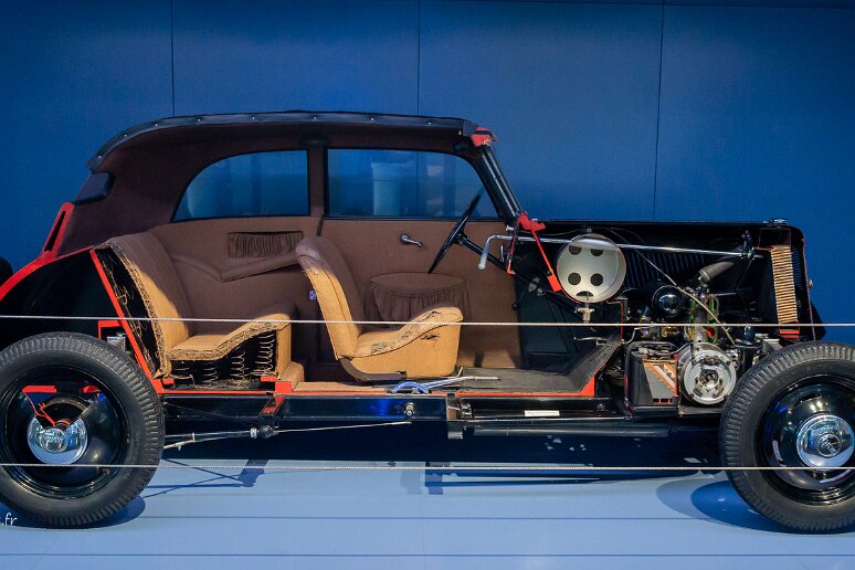 Passage par Chemnitz Musée de l'industrie de Chemnitz, cette coupe d'une DKW master class F7 d'Auto Union AG a été réalisée spécialement pour le salon de l'auto de Berlin de 1938....