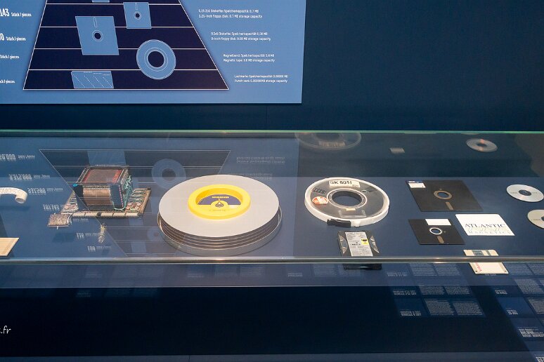 Passage par Chemnitz Musée de l'industrie de Chemnitz, l'histoire des supports informatiques du ruban perforé (1937) à la clé USB (2000) en passant par la carte perforée ( métier...