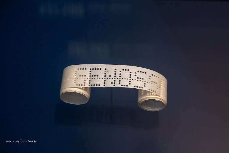 Passage par Chemnitz Musée de l'industrie de Chemnitz, détail d'un ruban informatique, support historique de la télégraphie utilisé dans le premier 