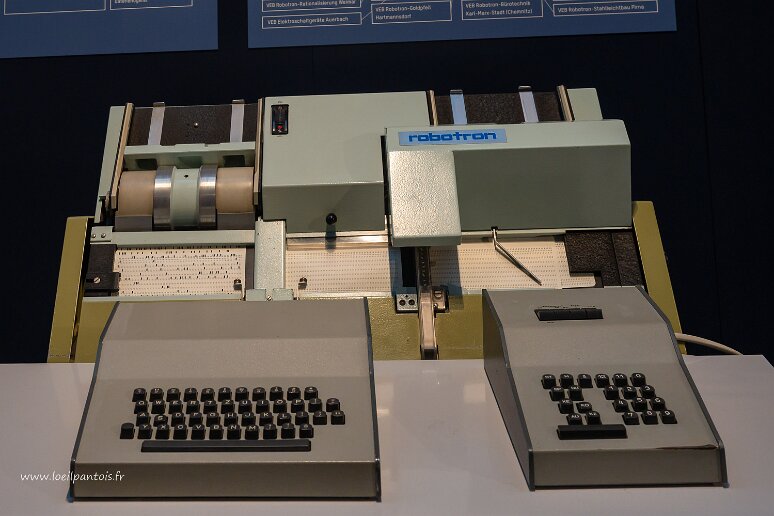 Passage par Chemnitz Musée de l'industrie de Chemnitz, perforatrice de cartes Robotron EC 701N de 1980.