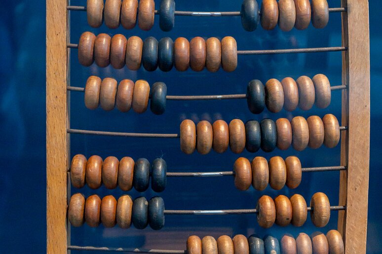 Passage par Chemnitz Musée de l'industrie de Chemnitz, boulier abaque en base 10 (1965), permet les 4 opérations ainsi que l'extraction de la racine carrée. Dans les années 60,...