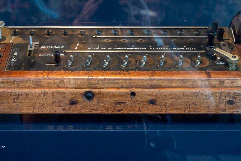 Passage par Chemnitz Musée de l'industrie de Chemnitz, calculatrice Archimedes modele D à moteur électrique de Reinhold Pöthig(1920)