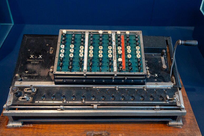 Passage par Chemnitz Musée de l'industrie de Chemnitz, machine à calculer fonctionnant sur le principe de 4 roues de Leibnitz (invention de 1671) construite en 1910 par l'entreprise...