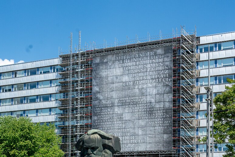 Passage par Chemnitz Statue de la tête de Karl Marx, Lew Kerbel, 1971. Chemnitz a été nommée Karl-Marx-Stadt de 1953 à 1990. La statue est positionnée devant la façade de la maison...