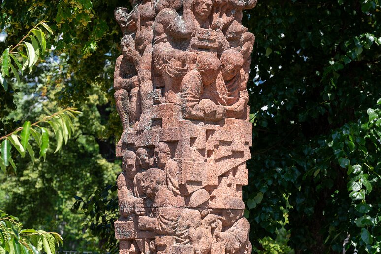 Passage par Chemnitz Stèle « Science et pouvoir productif », Wieland Förster (1974), devant l'hotel de ville