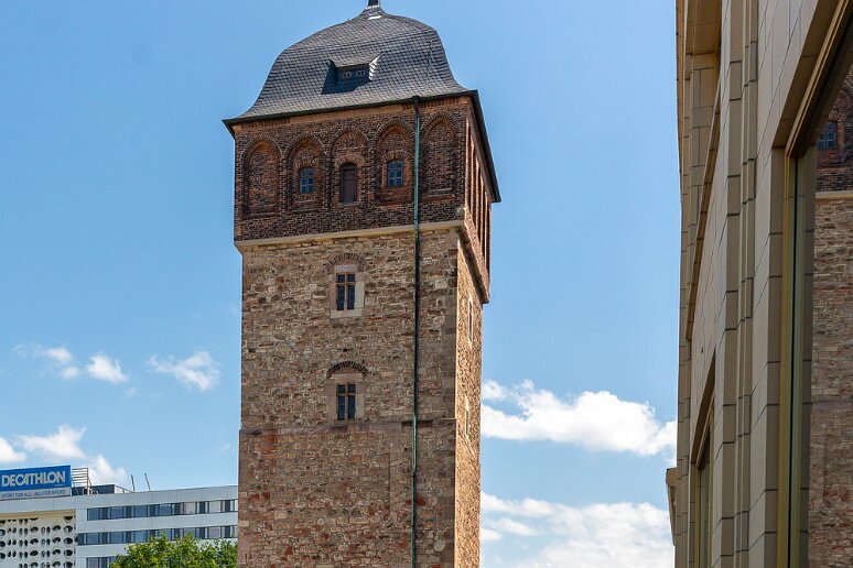 Passage par Chemnitz Tour rouge, nom provenant de la couleur du porphyre local utilisé pour sa construction. Mentionnée dès 1486, longtemps utilisée comme prison