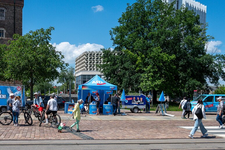 Passage par Chemnitz Stand de l'AFD, parti d'extrême droite, 1er parti de Chemnitz avec 28% aux dernières élections: Marx et l'AFD, tout un concept. A gauche: 