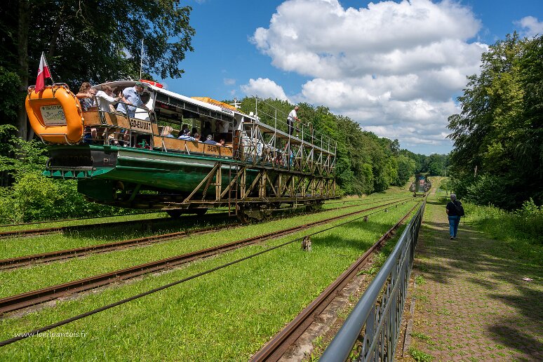 DSC_2929 Le Canal d'Elblag construit de 1844 à 1860 relie, en 84km, la région industrielle d'Ostroda à la Baltique.Il n'est plus utilisé que pour la plaisance.