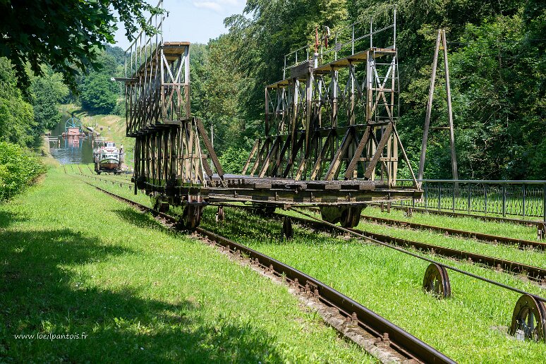 DSC_2968 Canal d'Elblag, cale de Pochylnia Jelenie. Les deux chariots sont reliés au même câble, l'un remontant et l'autre descendant.