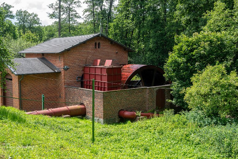 DSC_2973 Canal d'Elblag, cale de Pochylnia Jelenie. Roue à aube, en contrebas du canal alimentée par un détournement partiel de l'eau de celui-ci; Ce détournement est...