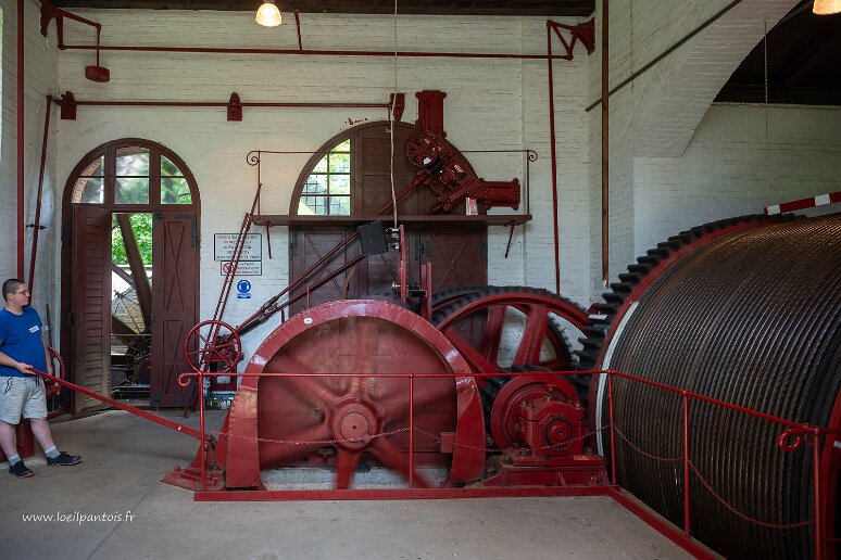 DSC_2978 Canal d'Elblag, cale de Pochylnia Jelenie. Machinerie des cables de traction mue par la force hydraulique de la roue extérieure