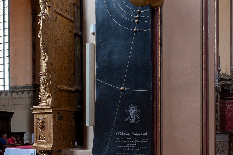 DSC_2987 Cathédrale de l'Assomption-et-Saint-André de Frombork (XIVe s), tombe de Nicolas Copernic, construite en 2010