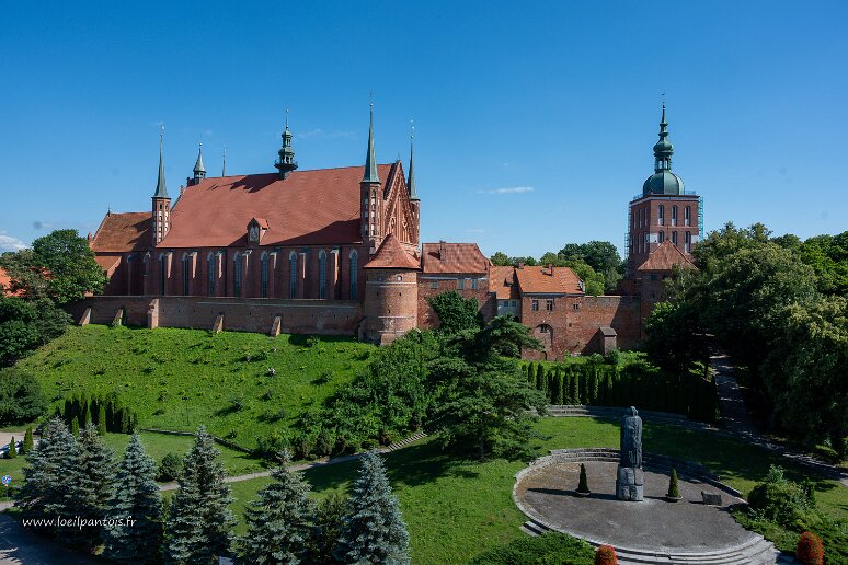 DSC_3001 Vue d'ensemble de la cathédrale fortifiée de Frombork XIVe s, avec, au 1er plan, la statue de Nicolas Copernic qui en fut le chanoine à partir de 1497
