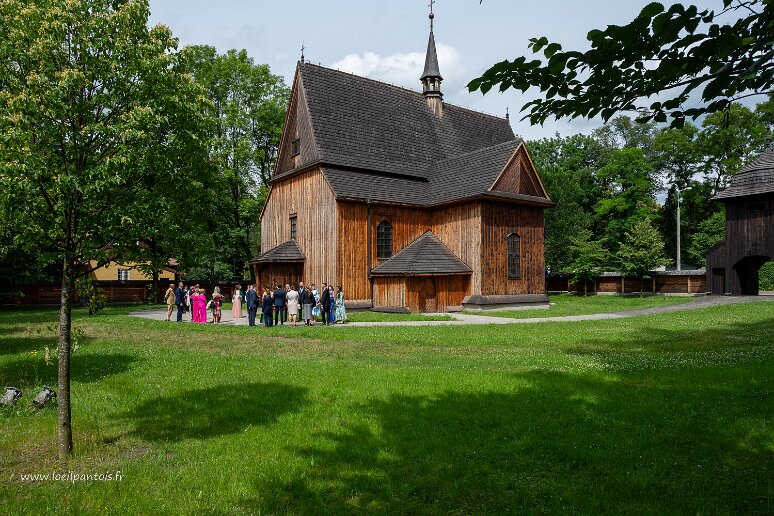 DSC_1129 Nova Huta, église en bois Saint Barthelemy construite en 1466 dans un monastère cistercien. En raison de la cérémonie commençante, l'intérieur de l'église était...