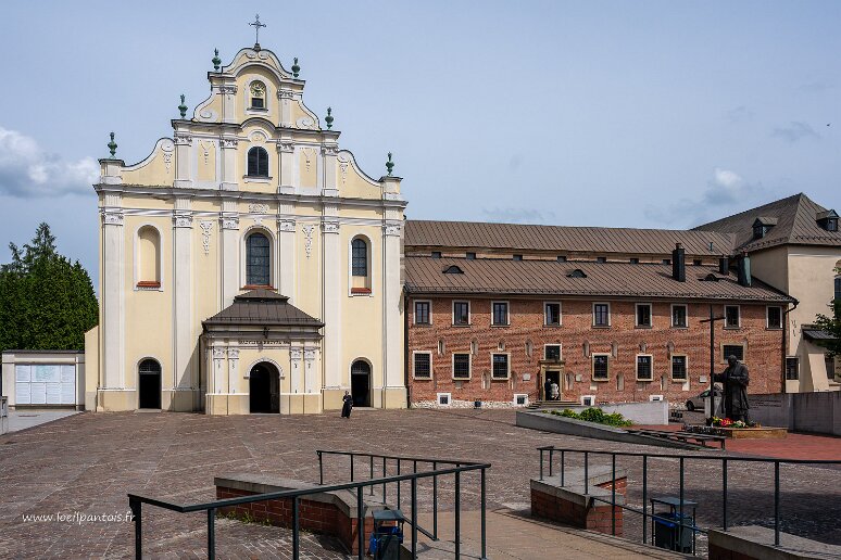 DSC_1140 Nova Huta, abbaye cistercienne de Mogila, fondée en 1222, détruite au XVIIe s lors des guerres de 30 ans, reconstruite ensuite. La façade baroque est de la fin...