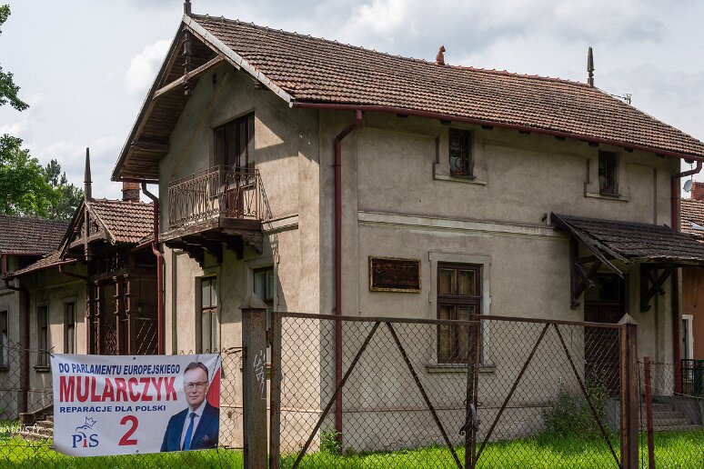 DSC_1144 Nova Huta, maison antérieure à la construction du quartier avec une affiche électorale du PIS (droit et justice) parti conservateur et eurosceptique au pouvoir...