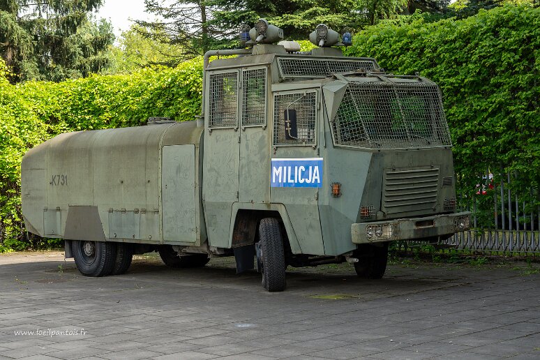 DSC_1156 Nova Huta, camion anti émeute avec canons à eau utilisé dans les années 1980 contre les manifestations ouvrières. Le terme Milicja a été remplacé par policja en...