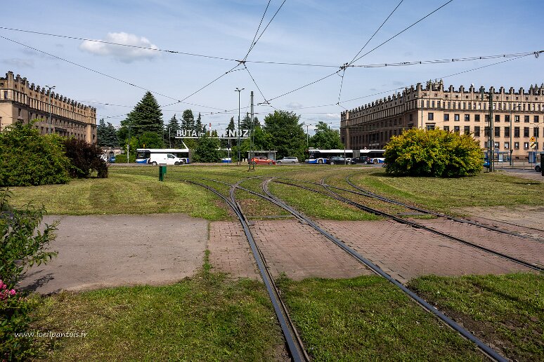 DSC_1159 Nova Huta, entrée de l'aciérie avec les deux bâtiments administratifs et l'arrivée des trams