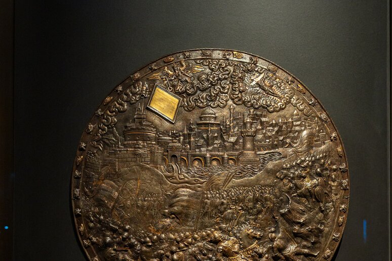 DSC_1057 Musée des princes Czartoryski, bouclier de présage du roi Jean III Sobieski (1629-1696), vainqueur des turcs devant Vienne en 1683 mettant ainsi fin aux...