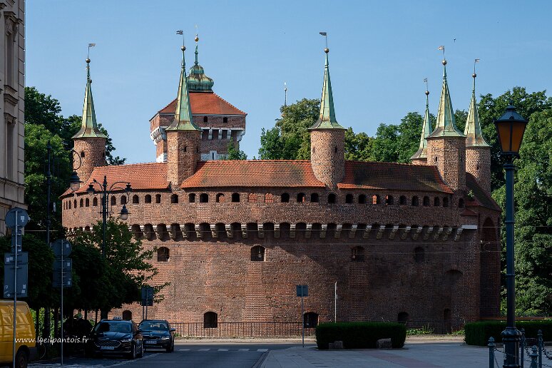 DSC_0996 Barbacane, en avant des remparts, construite en 1499 pour prévenir la menace ottomane.