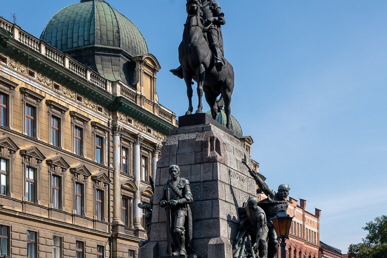 DSC_0997 Place Jan Matejko, monument à la bataille de Grunwald (1910, détruit par les nazis et remplacé en 1976). La bataille de Grunawald eut lieu en 1410 contre les...