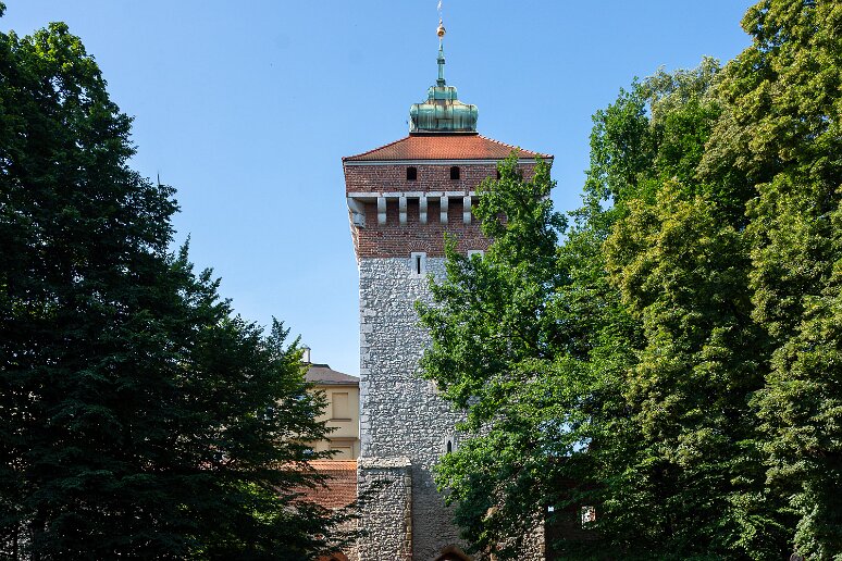 DSC_1002 Porte Saint Florian, construite du XIIIe au XIVes , la dernière des 8 portes des remparts de Cracovie à l'époque médiévale.