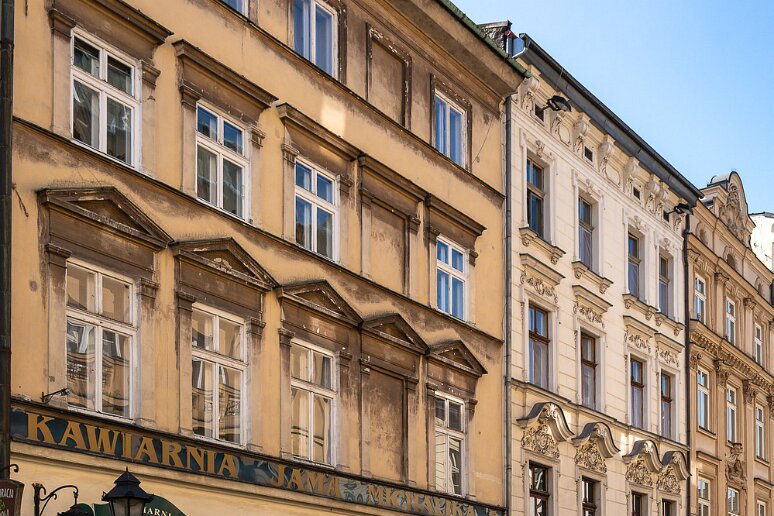 DSC_1005 L'antre de Michalik, 45 rue florianka, originellement patisserie, sans fenêtre, de Ian Michalik, le plus célèbre café de Cracovie, qui porte encore les...