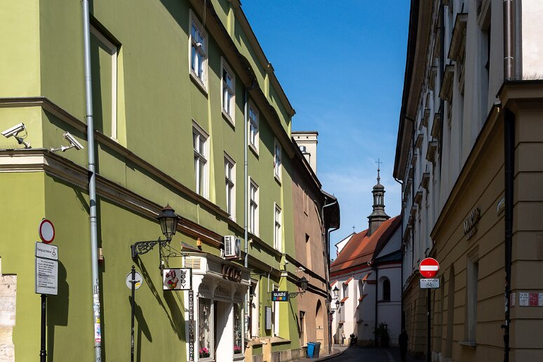 DSC_1007 Rue Saint Thomas avec, au fond l'église Saint Jean Baptiste et Saint Jean l'évangéliste.